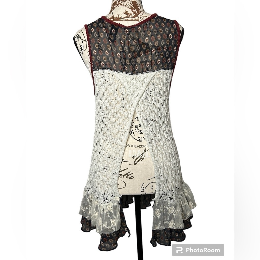 5/$25 BKE women’s sleeveless crocheted mixed media top size medium - Picture 3 of 11